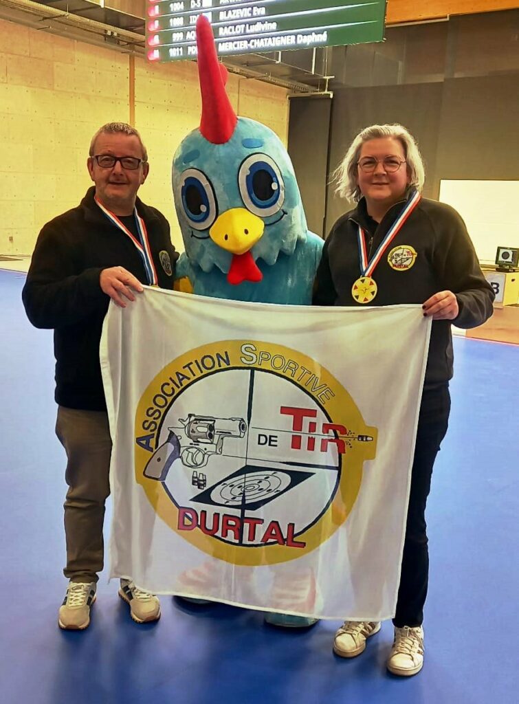 Estelle, Hervé et la mascotte avec le drapeau du club de Durtal lors du championnat de France 2025