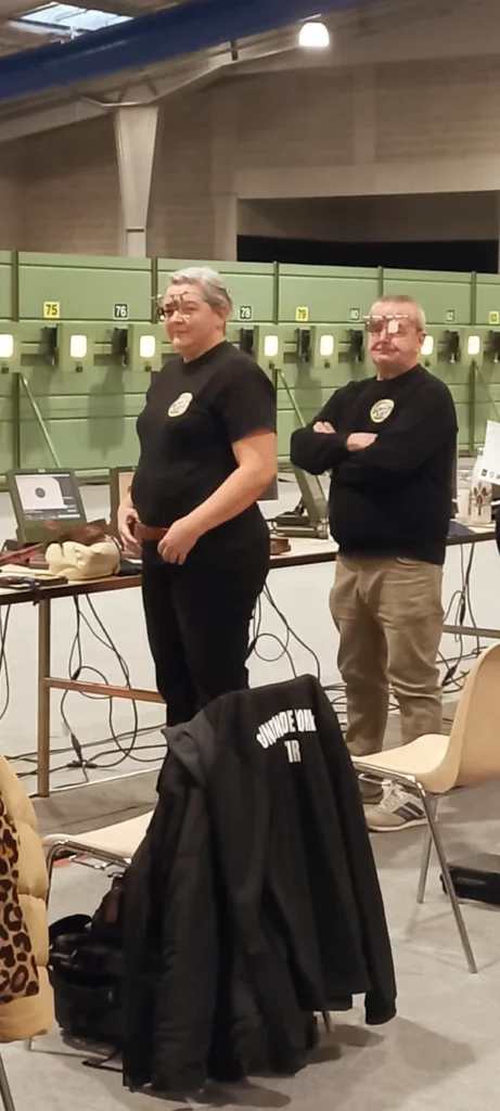 tireurs mixtes en pleine concentration avant l'épreuve de tir sportif