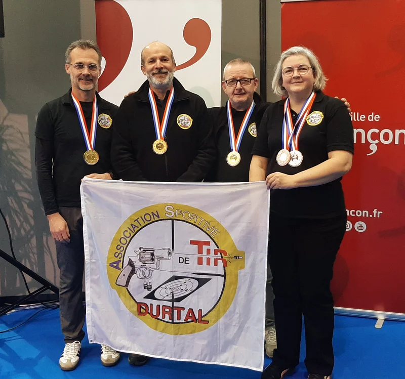 les champions du club de durtal et les médailles bien lourdes